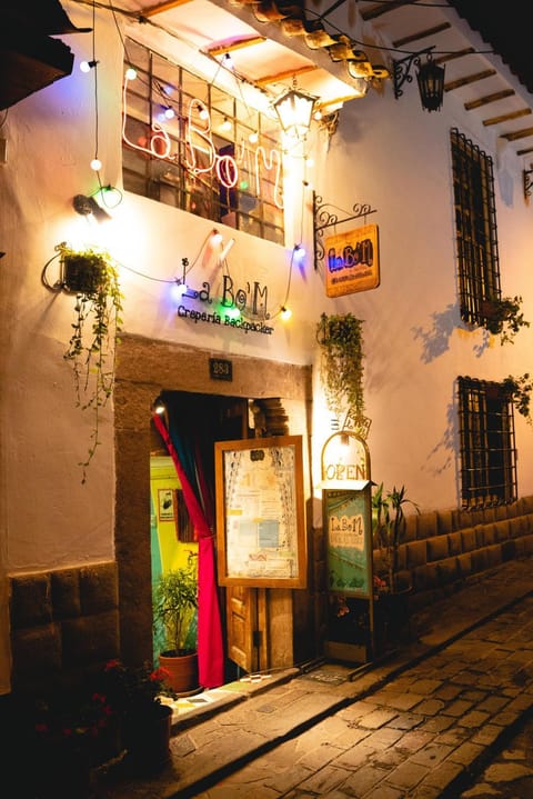 Facade/entrance, Night, Logo/Certificate/Sign