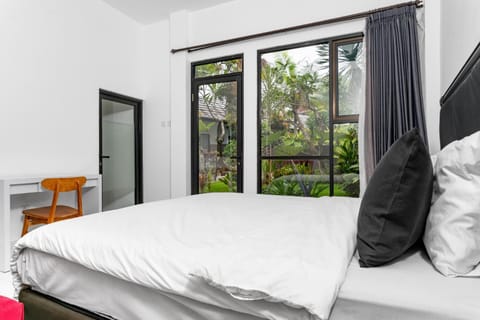 Bed, View (from property/room), Bedroom, Garden view