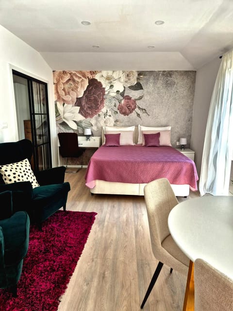 Bed, Living room, Seating area, Bedroom