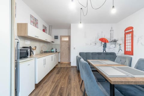 Kitchen or kitchenette, Living room, Seating area, Dining area, stove