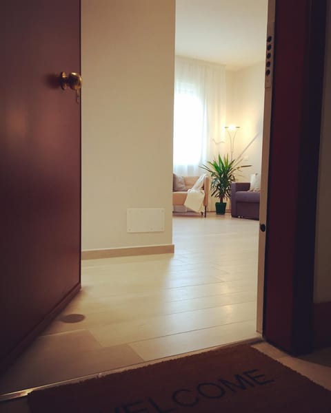 Photo of the whole room, Seating area