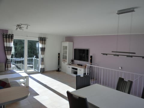 TV and multimedia, Coffee/tea facilities, View (from property/room), Balcony/Terrace, Living room, Decorative detail, Seating area, Dining area, Garden view