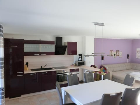 Summer, TV and multimedia, Coffee/tea facilities, Kitchen or kitchenette, Photo of the whole room, Decorative detail, Seating area, Dining area, Sunrise, young children, older children, group of guests, Family