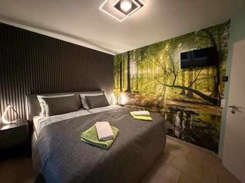 Bed, TV and multimedia, Photo of the whole room, Bedroom