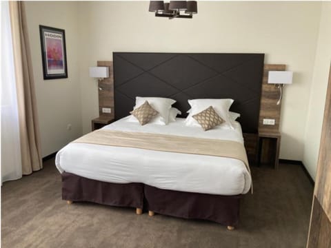 Logis Hôtel & Restaurant - Le Mouton Blanc Hotel in Cambrai