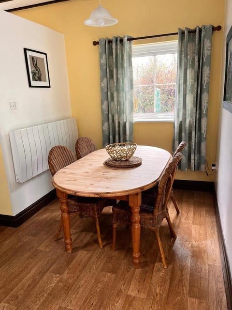 Seating area, Dining area, internet