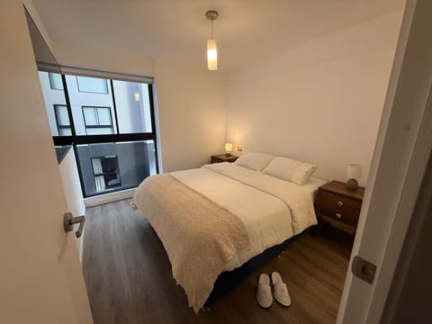 Bed, TV and multimedia, Photo of the whole room, Decorative detail, Bedroom, hair dryier, internet, towels, wardrobe