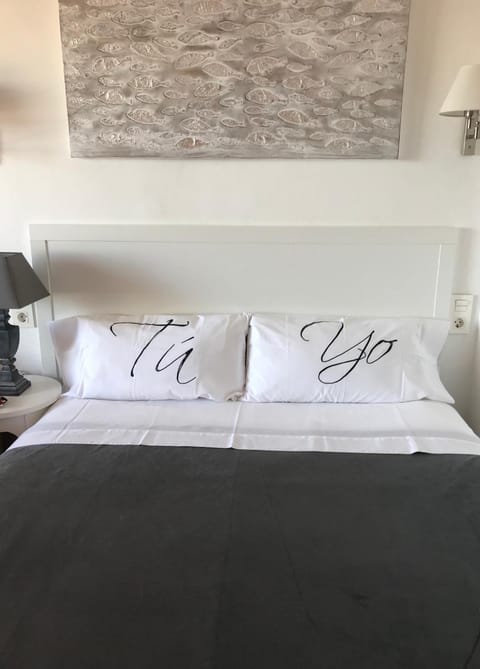 Bed, Decorative detail, On site