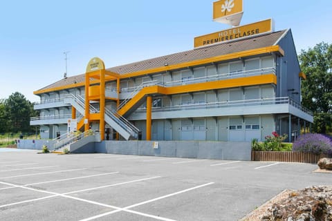 Property building, Facade/entrance, Property logo or sign, Logo/Certificate/Sign, On site, Parking, acessibility