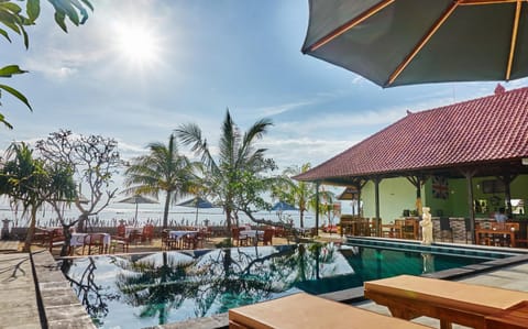 Restaurant/places to eat, Beach, Swimming pool