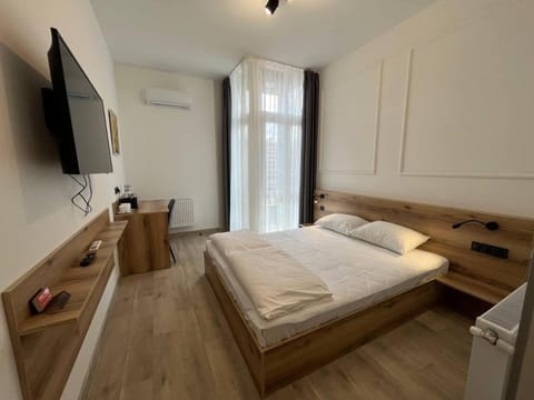 Bed, TV and multimedia, Photo of the whole room, Bedroom, air conditioner