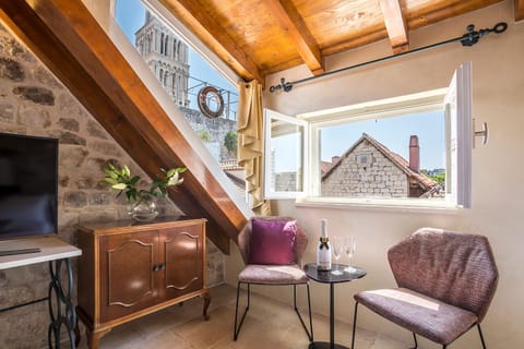 Seating area, Landmark view
