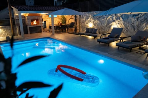 Seating area, Swimming pool, sunbed