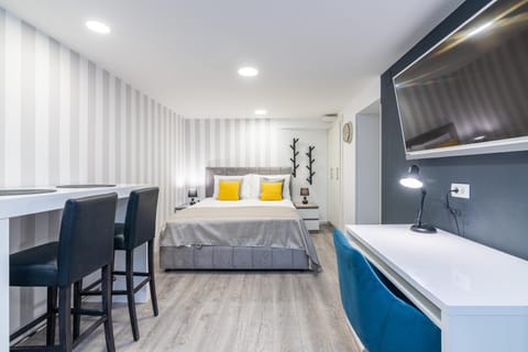 Bed, TV and multimedia, Photo of the whole room, Seating area, hair dresser