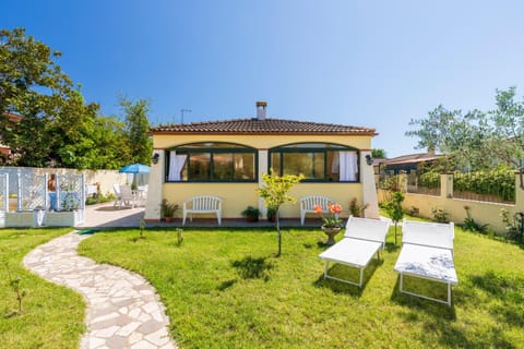 Property building, Garden, Garden, Garden view, sunbed