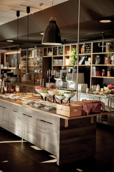 Restaurant/places to eat, Breakfast, Buffet breakfast