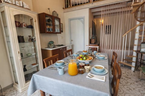 Kitchen or kitchenette, Living room, Food and drinks, Seating area, Dining area