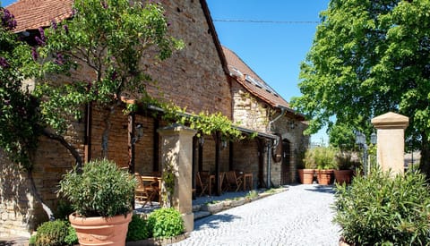 Property building, Facade/entrance, Garden, Balcony/Terrace, Garden view