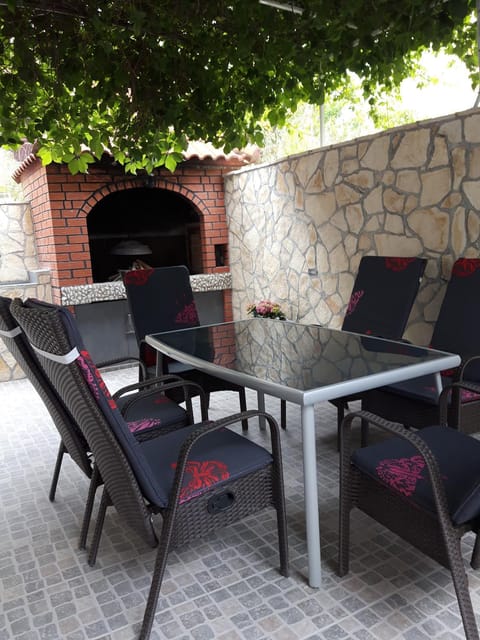Property building, BBQ facilities, Balcony/Terrace