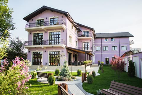 Property building, Spring, Day, On site