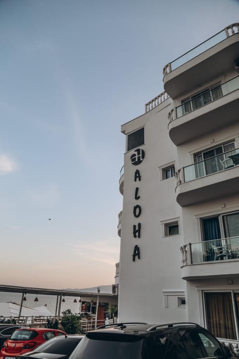 Property building, View (from property/room), Balcony/Terrace, Parking