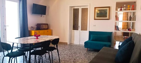TV and multimedia, Living room, Seating area, Dining area, Evening entertainment