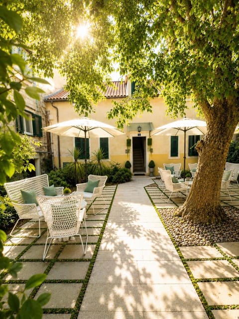 Garden, Seating area, Garden view