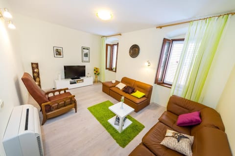 TV and multimedia, Living room, Photo of the whole room, Seating area