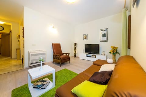 TV and multimedia, Living room, Photo of the whole room, Seating area