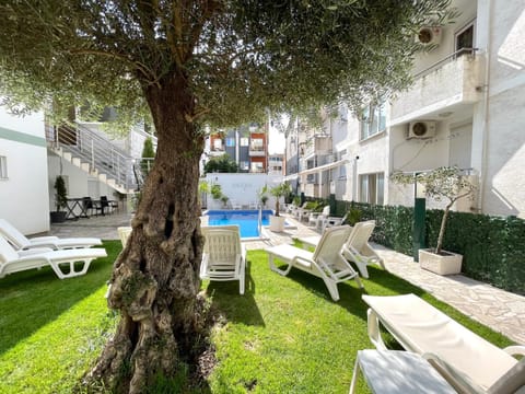 Property building, Patio, Day, Garden, Pool view, Swimming pool, sunbed