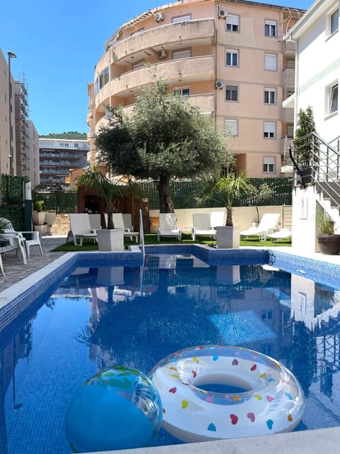 Day, Pool view, Swimming pool, sunbed