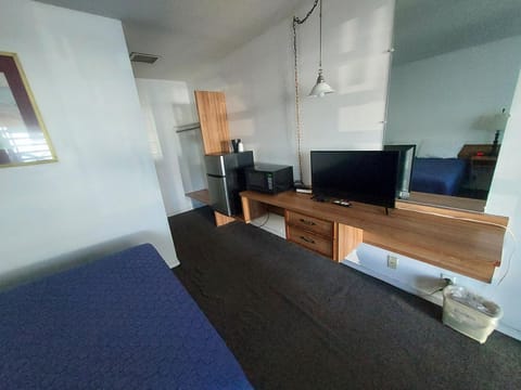 Bed, TV and multimedia, Bedroom