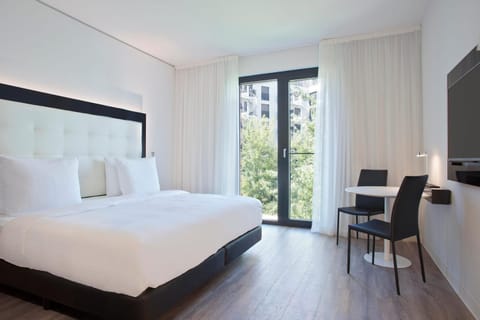 Bed, TV and multimedia, View (from property/room), Balcony/Terrace, Bedroom