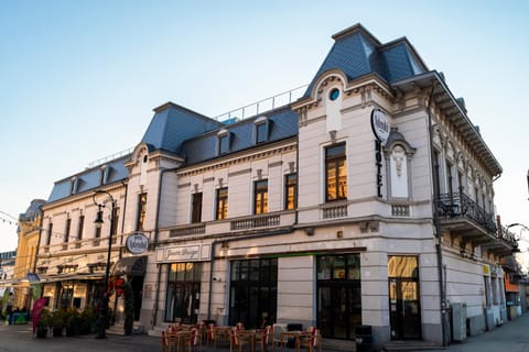 Property building, Day, City view, Landmark view, Location