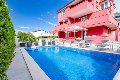 Property building, Patio, Day, Pool view, Swimming pool, sunbed