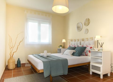 Bed, Living room, Photo of the whole room, Seating area, Bedroom, towels