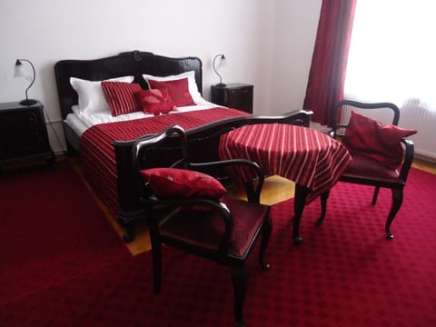 Bed, TV and multimedia, Seating area, Bedroom