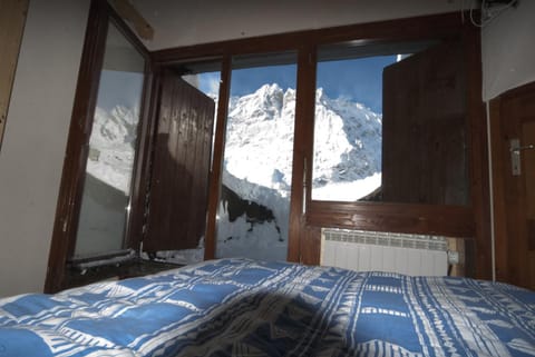 Bedroom, Mountain view