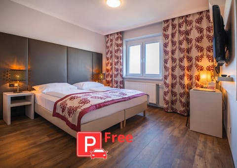 Bed, TV and multimedia, Photo of the whole room, Bedroom