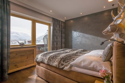 Bedroom, Mountain view