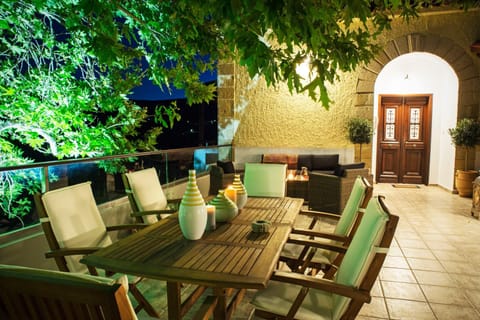 Facade/entrance, Balcony/Terrace, Mountain view