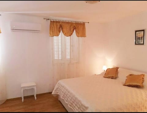 Bed, Photo of the whole room, Bedroom, internet, air conditioner