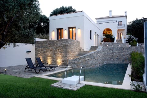 Property building, Day, Garden, Garden view, Pool view, Swimming pool, Swimming pool, sunbed