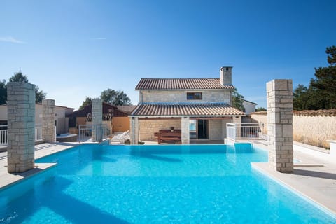 Property building, Day, Pool view, Swimming pool, sunbed