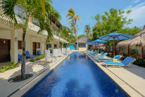 Property building, Patio, Day, Pool view, Swimming pool, sunbed