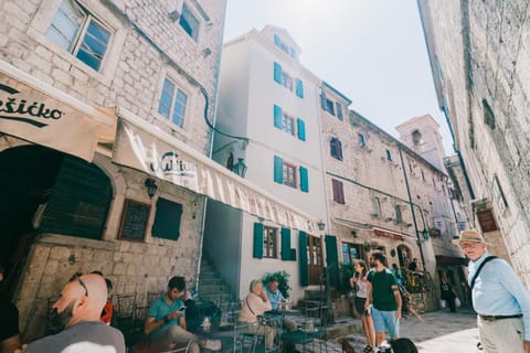 Property building, Day, Neighbourhood, City view, Location