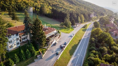 Spring, Day, Natural landscape, Bird's eye view, Garden, Balcony/Terrace, Mountain view, Street view, Location, Parking