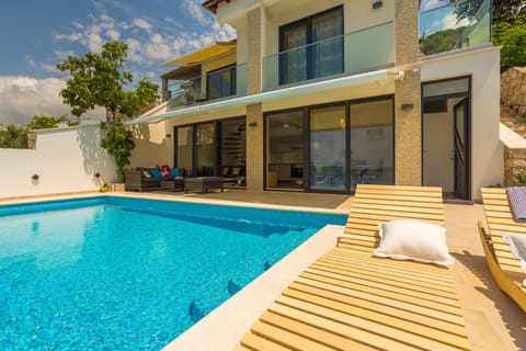 Facade/entrance, Balcony/Terrace, Swimming pool, Swimming pool