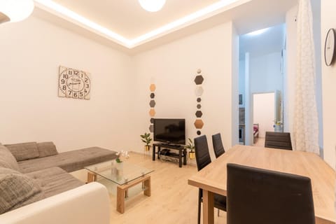 TV and multimedia, Living room, Evening entertainment