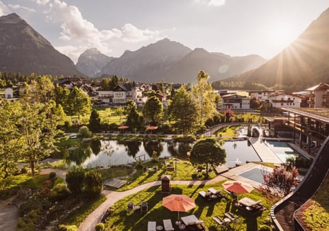 Garden, Mountain view, Pool view